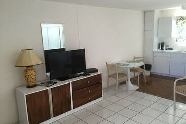 هتل Paraquet Apartments