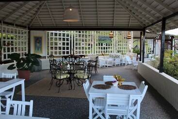 هتل Sugarapple Inn