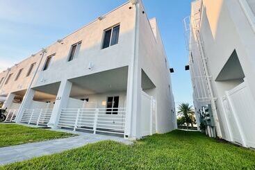 פנסיון Rare Find! New Corner House By Mia Best Of Doral