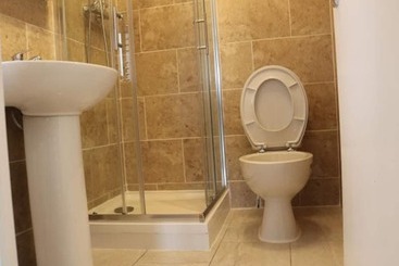 اقامتگاه 12 Guests 5 Bedroom House In Central Birmingham