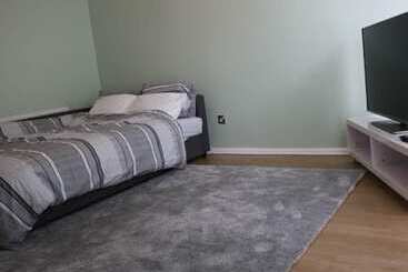 اقامتگاه 12 Guests 5 Bedroom House In Central Birmingham