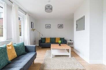 اقامتگاه Charming 3 Bed House In Newcastle Upon Tyne