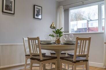 اقامتگاه Charming 3 Bed House In Newcastle Upon Tyne