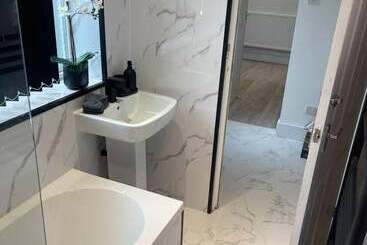 اقامتگاه Immaculate Luxury 2 Bed Apartment In Liverpool
