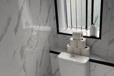 اقامتگاه Immaculate Luxury 2 Bed Apartment In Liverpool