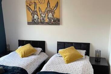 اقامتگاه Immaculate Luxury 2 Bed Apartment In Liverpool