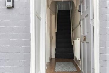 اقامتگاه Inviting 3 Bedroom Home In Liverpool With Parking