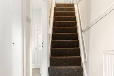 اقامتگاه Inviting 3 Bedroom Home In Liverpool With Parking