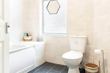 اقامتگاه Inviting 3 Bedroom Home In Liverpool With Parking