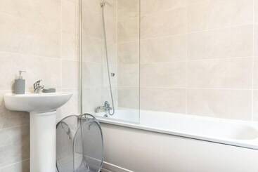 اقامتگاه Inviting 3 Bedroom Home In Liverpool With Parking
