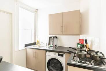 اقامتگاه Inviting 3 Bedroom Home In Liverpool With Parking