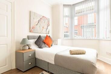 اقامتگاه Inviting 3 Bedroom Home In Liverpool With Parking