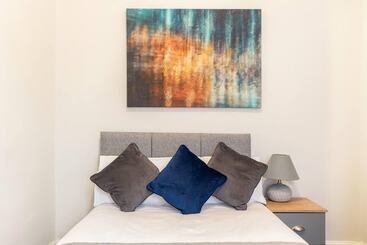 اقامتگاه Inviting 3 Bedroom Home In Liverpool With Parking
