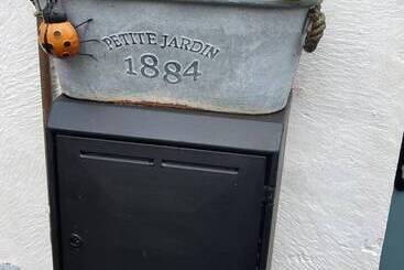Stunning Quirky 2 Bed Cottage In New Brighton