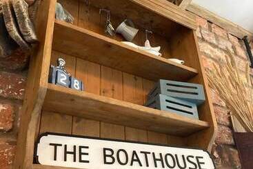 Stunning Quirky 2 Bed Cottage In New Brighton