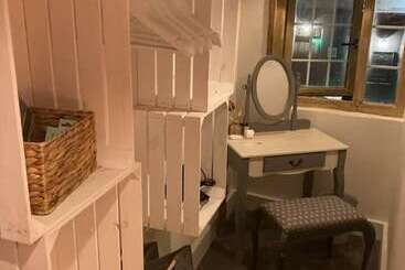 Stunning Quirky 2 Bed Cottage In New Brighton