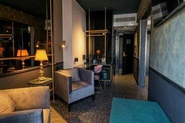 Skylark, Aluma Hotel & Resort