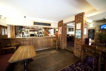 تختخواب و صبحانه The Bull Inn
