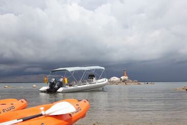 هتل Blue Zebra Island Lodge