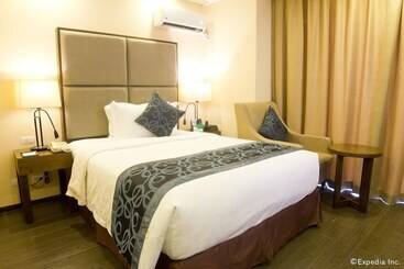 Golden Phoenix Hotel   Manila