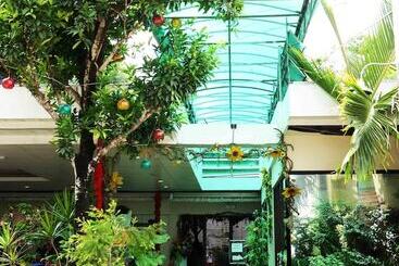 هتل Reyna S The Haven And Gardens