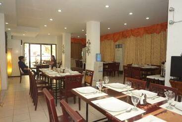 هتل Reyna S The Haven And Gardens