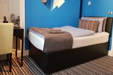 هتل Robin 7 Lodge City Centre