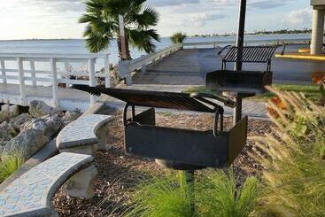 هتل Seaside Luxury Oasis With Balcony