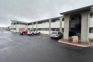 汽车旅馆  Desert Sands Inn & Suites