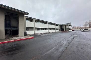 汽车旅馆 Desert Sands Inn & Suites