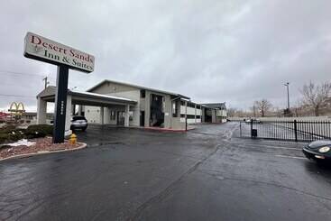 汽车旅馆  Desert Sands Inn & Suites