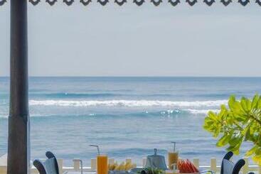 هتل Surf Station
