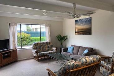Lakes Jakaranda Holiday Units