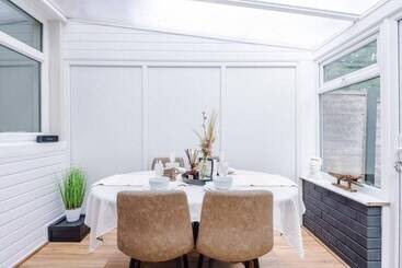 Elegant 2bd Family Retreat Blackpool Town!