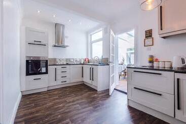 Elegant 2bd Family Retreat Blackpool Town!