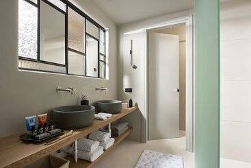 هتل Cave Suites