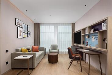 هتل Home2 Suites By Hilton Guiyang Airport