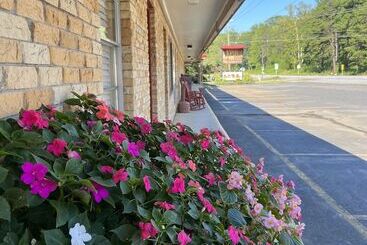 Ji6, King Guest Room At The Joplin Inn At Entrance To The Resort By Redawning
