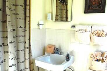 King Guest Room Located At The Joplin Inn At The Entrance To Mountain Harbor, Just 2 1/2 Miles From