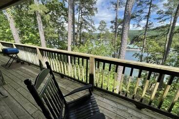 Lake View Three Bedroom, Three Bath Cottage With Hot Tub Overlooking Lake Ouachita. By Redawning