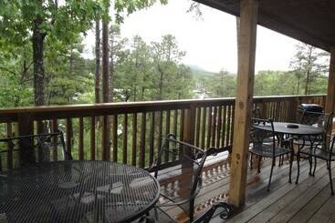 Lake View Three Bedroom, Three Bath Cottage With Hot Tub Overlooking Lake Ouachita. By Redawning