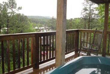 Lake View Three Bedroom, Three Bath Cottage With Hot Tub Overlooking Lake Ouachita. By Redawning