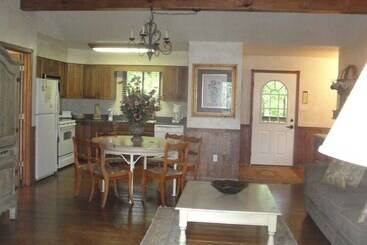 Lake View Three Bedroom, Three Bath Cottage With Hot Tub Overlooking Lake Ouachita. By Redawning