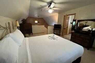 Lake View Two Bedroom, Two Bath Loft, Log Sided Cottage With Private Hot Tub Overlooking Lake Ouachi