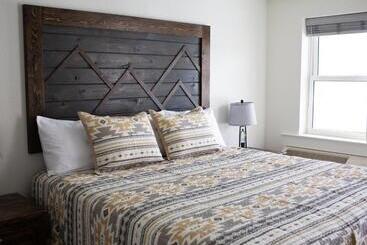 汽车旅馆  Pine Lodge