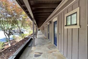 Mountain Harbor Queen Guest Room On Lake Ouachita By Redawning