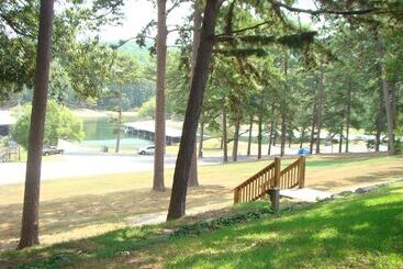Mountain Harbor Queen Guest Room On Lake Ouachita By Redawning