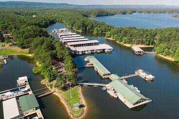 One Bedroom, One Bath Log Sided Cottage With Private Hot Tub On Lake Ouachita. By Redawning