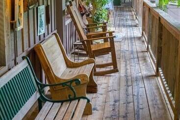 One Bedroom, One Bath Log Sided Cottage With Private Hot Tub On Lake Ouachita. By Redawning