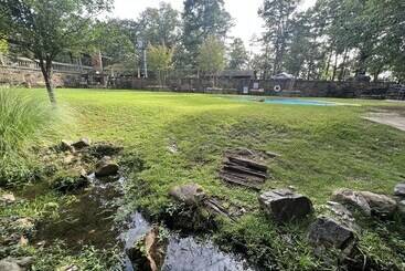 One Bedroom, One Bath Log Sided Cottage With Private Hot Tub On Lake Ouachita. By Redawning